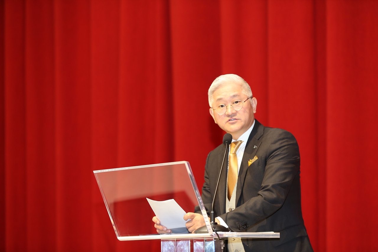 서경배 아모레퍼시픽그룹 회장이 2일 용산 세계 본사 대강당에서 신년사를 하고 있다. /사진=아모레퍼시픽그룹