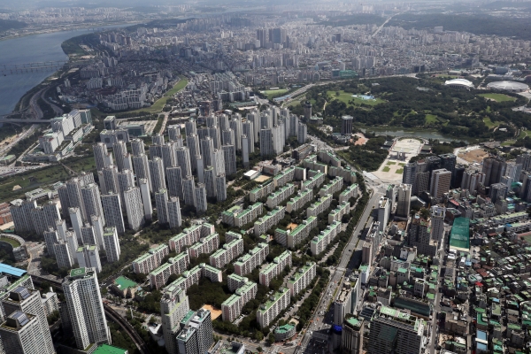 3일 업계 등에 빠르면 서울 주택가격이 올해도 상승을 유지할 것이라는 전망이 나왔다. 여전히 공급보다 수요가 우세하다는 게 그 이유다. / 사진=연합뉴스