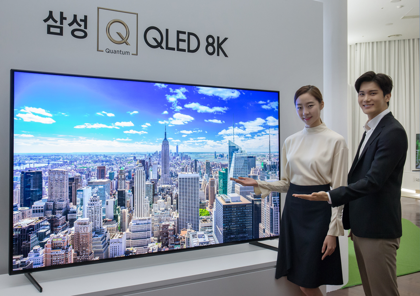 삼성전자 모델들이 7일 서울 반포 플로팅 아일랜드 컨벤션홀에서 열린 'Q LIVE' 행사에서 'QLED 8K' TV를 소개하고 있다. / 사진 = 삼성전자