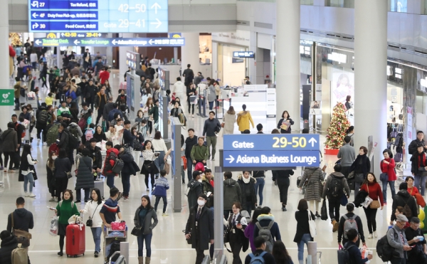 출국하는 여행객으로 붐비는 인천공항 면세점구역. / 사진=연합뉴스