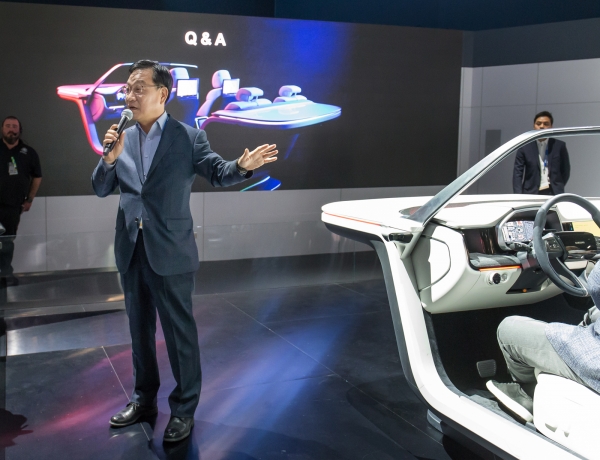 세계 최대 전자 전시회 CES 2019가 개막한 8일(현지시간) 미국 라스베이거스 컨벤션센터(LVCC) 삼성전자 부스에서 삼성전자 모델이 개인에게 최적화된 환경과 인포테인먼트 시스템을 제공하는 차량용 '디지털 콕핏 2019'를 시연하고 있다. / 사진 = 삼성전자