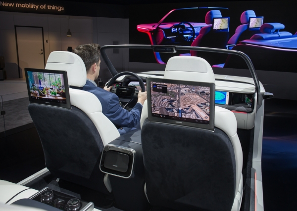 세계 최대 전자 전시회 CES 2019가 개막한 8일(현지시간) 미국 라스베이거스 컨벤션센터(LVCC) 삼성전자 부스에서 삼성전자 모델이 개인에게 최적화된 환경과 인포테인먼트 시스템을 제공하는 차량용 '디지털 콕핏 2019'를 시연하고 있다. / 사진 = 삼성전자