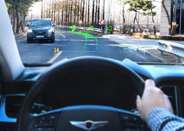 현대·기아자동차 남양연구소 인근 도로에서 제네시스 G80의 전면유리에 홀로그램 증강현실 내비게이션이 실제 작동하고 있는 모습. /사진=현대차