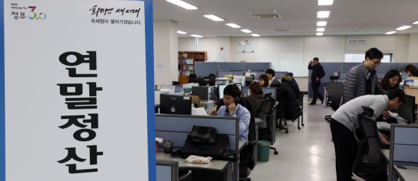 지난 2018년 1월 15일 종로구세무서에서 직원들이 업무를 하고 있다. / 사진=연합뉴스