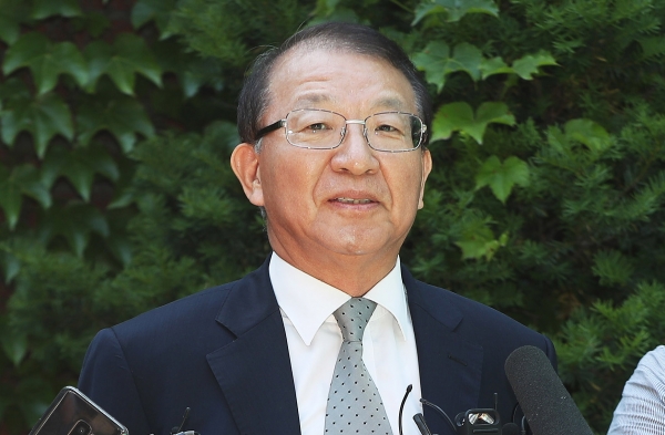 양 전 대법원장이 지난해 6월 1일 경기도 성남시 자택 인근에서 재임 시절 일어난 법원행정처의 재판거래 파문과 관련해 입장을 밝히고 있다.