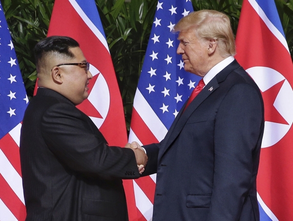 2018년 6월 12일 싱가포르에서 열린 북미정상회담에서 김정은 북한 국무위원장과 트럼프 미국 대통령이 악수하고 있다. / 사진=연합뉴스