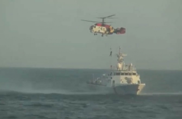 지난 11일 통영해경이 생존자를 헬기에서 선박으로 옮기는 모습. /사진=연합뉴스