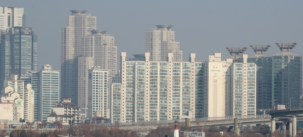 새해부터 서울을 비롯한 수도권 주택시장의 전셋값이 하락세를 보이고 있다. 이에 따라 세입자들이 보증금을 제대로 돌려받지 못하는 일명 ‘깡통주택’ 피해 우려가 커지고 있다./사진=연합뉴스