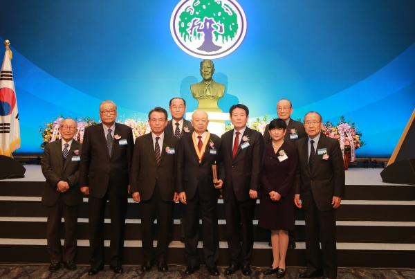 제13회 ‘유일한상’을 수상한 이현재 서울대학교 명예교수(왼쪽에서 다섯번째)가 행사 관계자들과 기념촬영을 하고 있다. / 사진=시사저널e