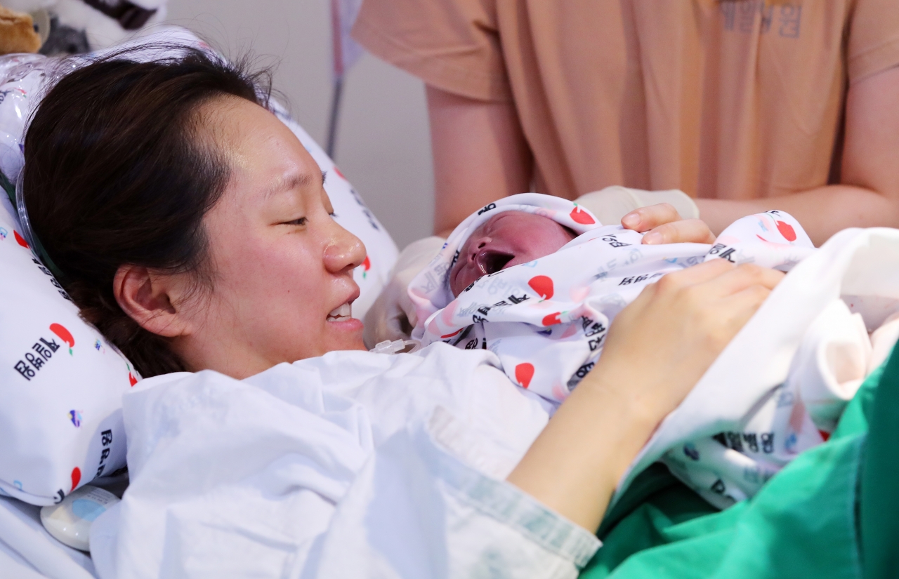 1일 오전 서울 중구 제일병원에서 2018 무술년을 맞이해 이 병원에서 처음으로 태어난 아기가 산모 품에서 안겨 있다. / 사진=연합뉴스