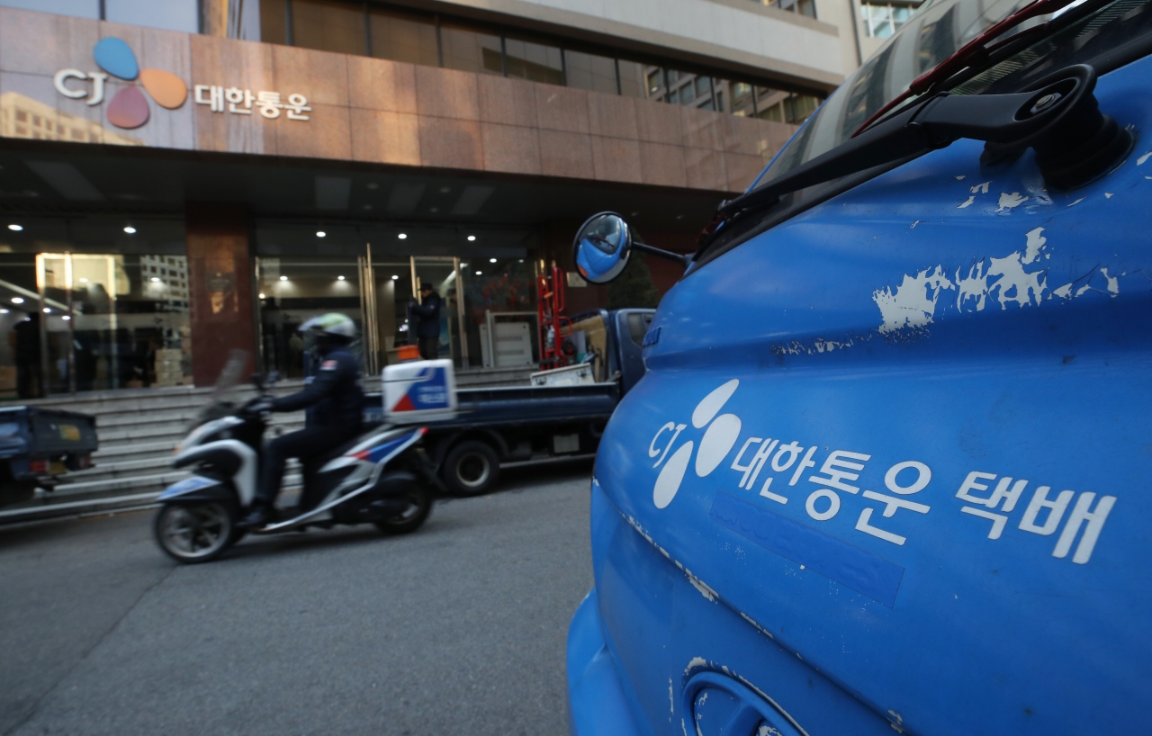 서울 중구 CJ대한통운 본사 앞에 택배차량이 멈춰서 있다. /사진=연합뉴스