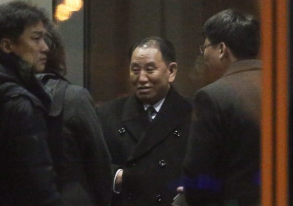 김영철 북한 노동당 부위원장 겸 통일전선부장이 2차 북미정상회담 일정과 의제 등 논의차 워싱턴에 가기 위해 17일 오후(현지시간) 베이징(北京) 공항에서 워싱턴행 항공기에 탑승했다. / 사진=연합뉴스