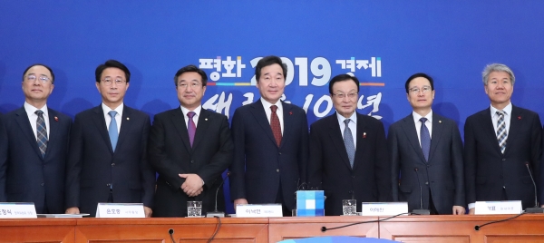 22일 국회에서 새해 첫 고위 당정청 회의가 열려 참석자들이 기념촬영을 하고 있다. 왼쪽부터 홍남기 경제부총리, 더불어민주당 조정식 정책위의장, 윤호중 사무총장, 이낙연 총리, 이해찬 대표, 홍영표 원내대표, 김수현 청와대 정책실장. /사진=연합뉴스