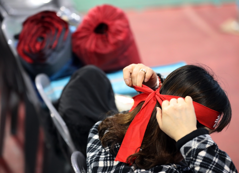 지난 8일 오전 서울 송파구 잠실학생체육관에서 전국금융산업노조 KB국민은행 지부 조합원들이 총파업 선포식에 앞서 '총파업'이라고 적힌 머리띠를 매고 있다. / 사진=연합뉴스