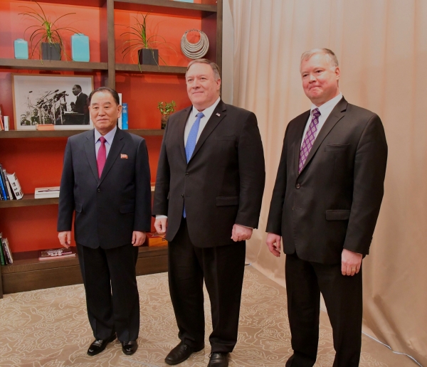 김영철 북한 노동당 부위원장 겸 통일전선부장(왼쪽)이 18일(현지시간) 미국 워싱턴DC의 듀폰서클 호텔에서 마이크 폼페이오 미국 국무장관(가운데)과 북미고위급 회담에 앞서 기념촬영을 하고 있다. 오른쪽은 스티븐 비건 대북정책특별대표. / 사진=연합뉴스