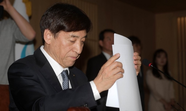 24일 한국은행은 금통위 전체회의를 열고 기준금리를 연 1.75%로 유지하기로 결정했다. 사진은 이날 서울 중구 한은 본관 금융통화위원회 회의실에서 열린 1월 통화정책방향 관련 금통위 본회의에서 자료를 확인 중인 이주열 한은 총재 / 사진=연합뉴스