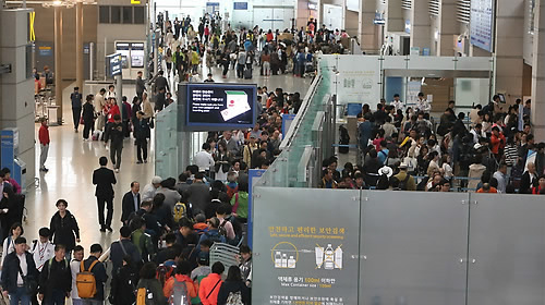 26일 통계청 국가통계포털에 공개된 한국관광통계에 따르면 지난해 한국을 방문한 일본인 관광객은 전년 대비 64만763명 늘어난 292만1360명으로 집계됐다. 이는 2009년 67만2461명 늘어난 이후 9년 만에 가장 큰 폭의 증가세다 / 사진=연합뉴스