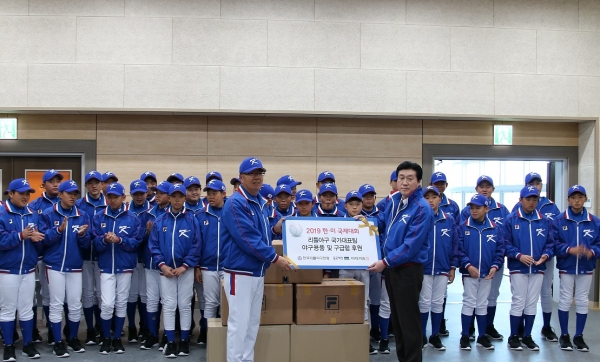 지난달 30일 리틀야구 국가대표팀 전달식에서 박종호 감독(왼쪽)과 서호영 동국제약 이사(오른쪽)의 모습.
