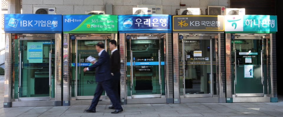 서울 광화문의 시중은행 ATM을 시민들이 이용하고 있다. / 사진=연합뉴스