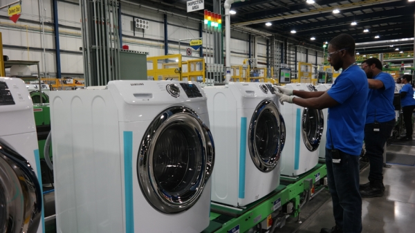 미국 사우스 캐롤라이나주 뉴베리카운티에 위치한 삼성전자 생활가전 공장에서 직원들이 세탁기를 생산하고 있다. / 사진=삼성전자