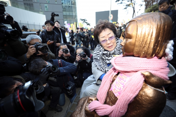 지난 1일 오전 서울 종로구 옛 일본대사관 앞에서 열린 일본군 위안부 피해자 김복동 할머니의 영결식에 앞서 일본군 위안부 피해자인 이용수 할머니가 소녀상을 쓰다듬으며 발언하고 있다. / 사진=연합뉴스
