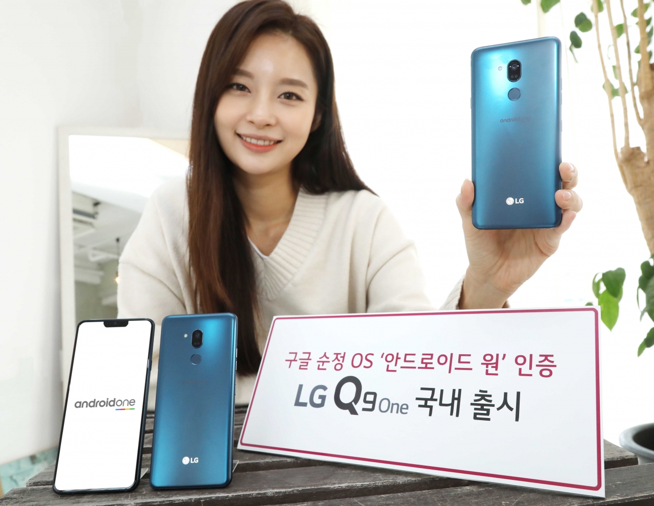 LG전자가 15일 실속형 스마트폰 ‘LG Q9 one’을 출시한다. LG전자 모델이 LG Q9 one을 소개하고 있다. / 사진=LG전자