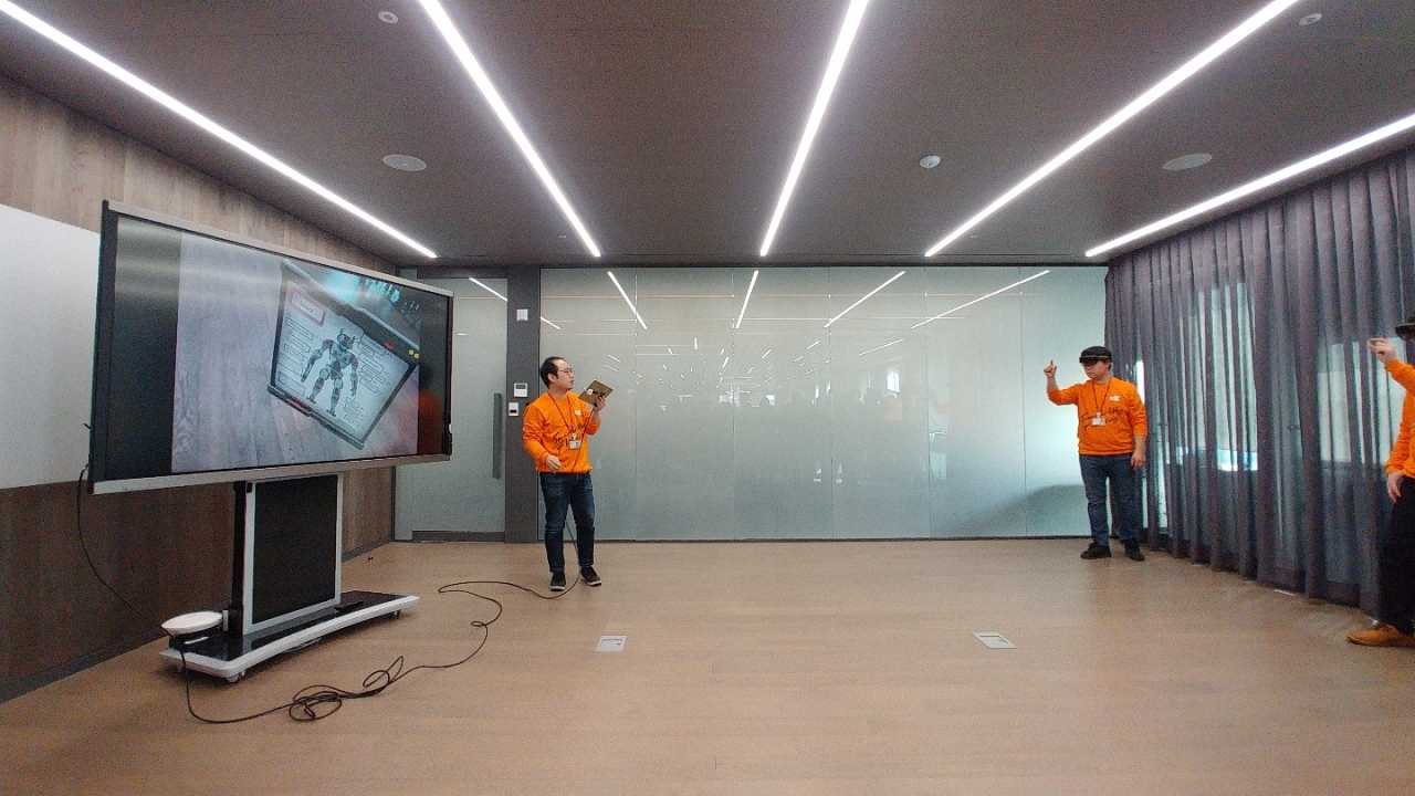 SK텔레콤은 13일 서울 종로구 소재 센트로폴리스 빌딩에 5세대(5G)와 인공지능(AI)등의 신기술이 접목된 새로운 개념의 사무공간 ‘5세대(5G) 스마트오피스’를 공개했다. 혼합현실(MR)을 이용한 가상회의를 진행하고 있다. / 사진=변소인 기자