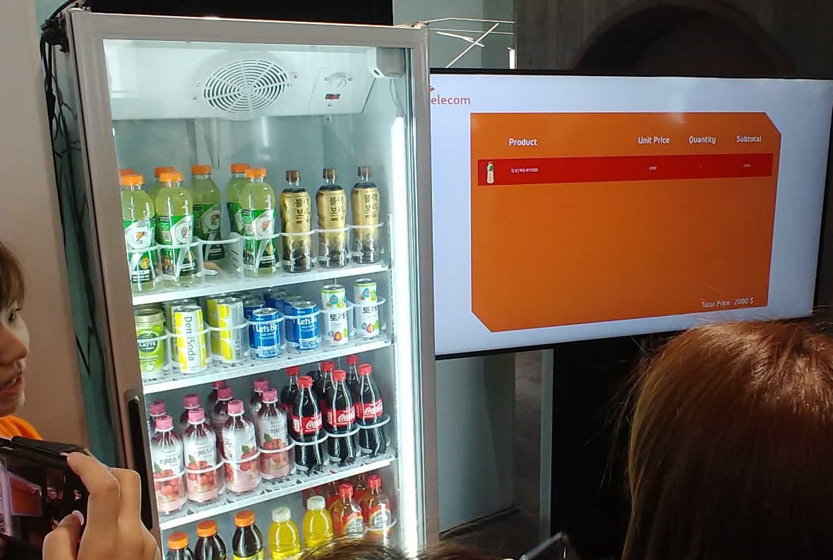 SK텔레콤은 13일 서울 종로구 소재 센트로폴리스 빌딩에 5세대(5G)와 인공지능(AI)등의 신기술이 접목된 새로운 개념의 사무공간 ‘5세대(5G) 스마트오피스’를 공개했다. AI무인자판기를 통해 음료를 꺼내면 자동으로 정산된다. / 사진=변소인 기자