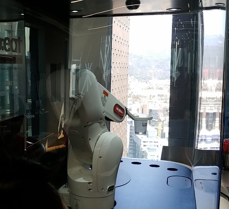 SK텔레콤은 13일 서울 종로구 소재 센트로폴리스 빌딩에 5세대(5G)와 인공지능(AI)등의 신기술이 접목된 새로운 개념의 사무공간 ‘5세대(5G) 스마트오피스’를 공개했다. 바리스타 로봇이 커피를 제조하고 있다. / 사진=변소인 기자