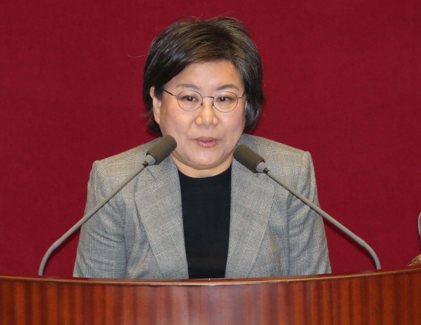 지난해 12월 27일 오후 국회에서 열린 본회의에서 이혜훈 바른미래당 의원이 인사말을 하고 있다.