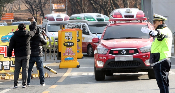14일 오전 폭발사고가 발생해 사상자가 발생한 대전 유성구 한화 대전공장에서 119구급차량이 줄지어 나오고 있다. / 사진=연합뉴스