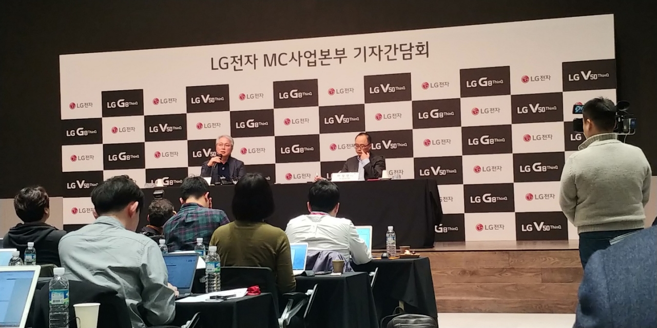 권봉석 LG전자 MC/HE 사업본부장은 15일 서울 강서구에 위치한 ‘LG사이언스파크’에서 기자간담회를 열고 스마트폰 전략에 대해 발표했다. / 사진=변소인 기자
