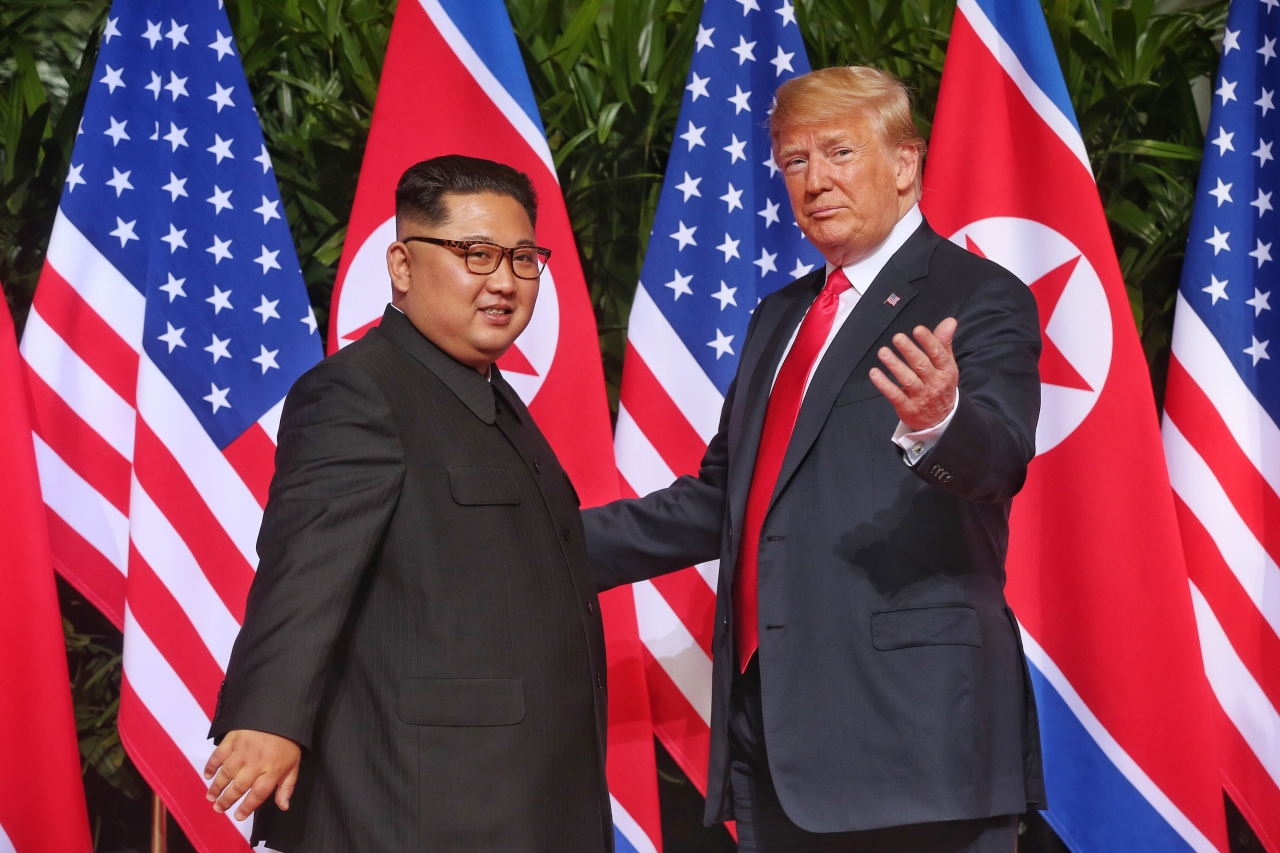 지난해 2018년 6월 12일 싱가포르에서 정상회담에 앞서 기념촬영하는 트럼프 미국 대통령과 김정은 북한 국무위원장. / 사진=연합뉴스