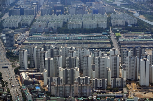 21일 한국감정원에 따르면 이번 주 서울 아파트값(18일 기준)은 지난주(-0.07%) 대비 0.10% 떨어지며 낙폭이 확대됐다. / 사진=연합뉴스