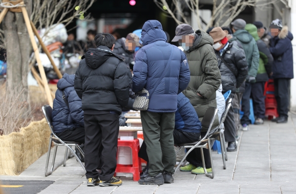 지난 10일 서울 낙원악기상가 인근에서 어르신들이 장기를 두고 있는 모습.  / 사진=연합뉴스