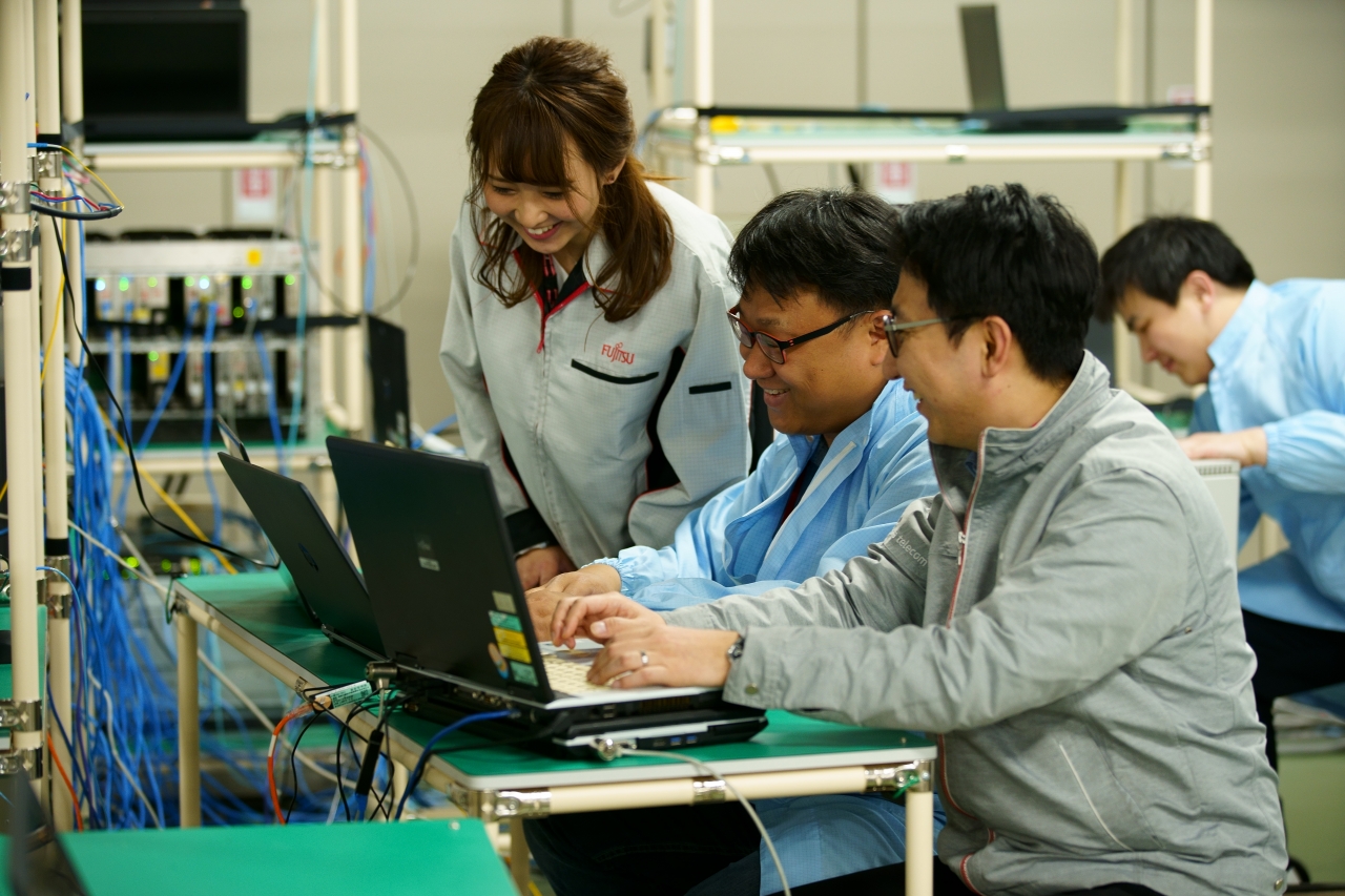 이번 달 초 일본 신가와사키에 위치한 후지쯔 연구소에서 KT, 후지쯔, 솔리드 연구원들이 5G 프론트홀 연동 테스트를 하고 있다. / 사진=KT