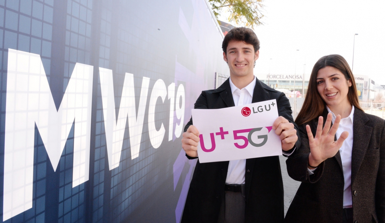 'MWC19' 현지 관계자들이 LG유플러스의 5G를 알리는 모습. / 사진=LG유플러스