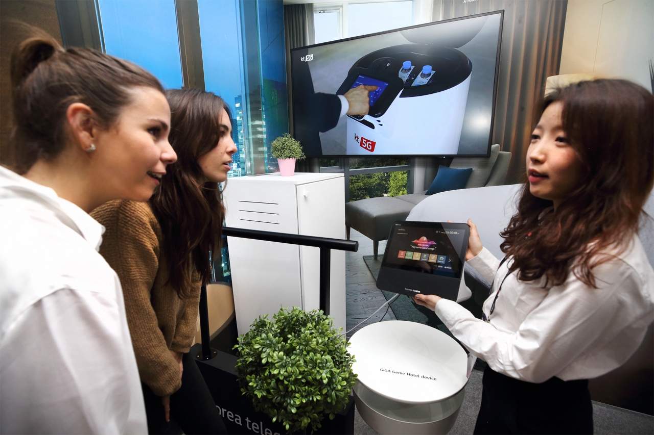 KT가 스페인 바르셀로나에서 열린 ‘MWC19’에서 5G ‘AI 호텔 로봇’을 공개했다. 25일(현지시간) KT 전시관 내 5G AI 호텔 로봇 존에서 관람객이 AI 호텔 로봇 서비스를 체험하고 있다. / 사진=KT