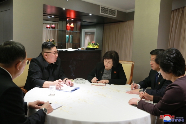 김정은 북한 국무위원장이 26일 베트남 하노이에 도착해 실무대표단의 보고를 받았다고 조선중앙통신이 27일 보도했다.  / 사진=연합뉴스