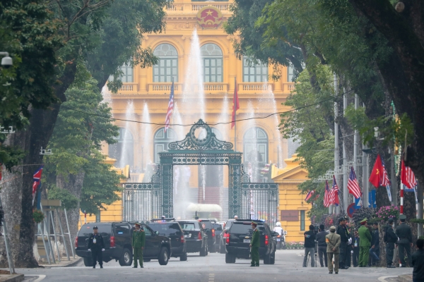 도널드 트럼프 미국 대통령이 탄 캐딜락원과 경호 차량등이 27일 오전 베트남 하노이 주석궁으로 들어가고 있다. / 사진=연합뉴스