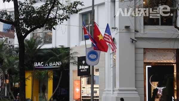 26일(현지시간) 베트남 하노이 시내에 3개국(북한, 베트남, 미국) 국기가 걸려있다. / 사진=한다원 기자