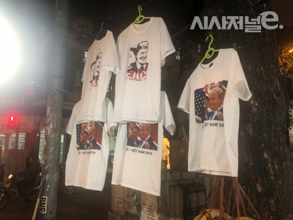 베트남 하노이 시내 곳곳에 김정은 북한 국무위원장 얼굴과 도널드 트럼프 미국 대통령 얼굴이 인쇄된 티셔츠를 판매하고 있다. / 사진=한다원 기자