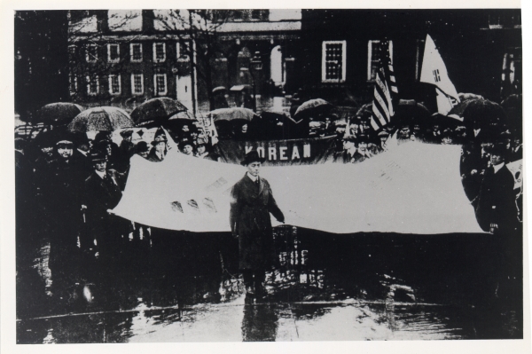 1919년 필라델피아에서 한인 총대표회의를 마친 참석자들이 행진하는 모습. / 사진=유한양행