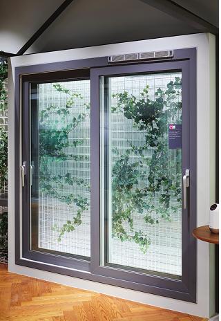 3 IoT기술이 접목된 환기 창 ‘Brewell700’.문을 열지 않아도 환기시스템인 창문 상단의 환기 키트를 통해 실내 공기를 깨끗하게 유지할 수 있다.