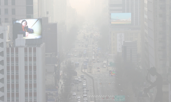 수도권을 포함한 일부 지역에 미세먼지 비상저감조치가 발령된 4일 오전 서울 종로가 미세먼지에 갇혀 있다. / 사진=연합뉴스