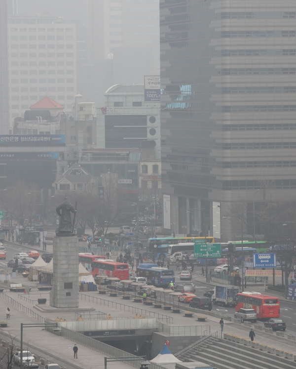 수도권 지역에 미세먼지 비상저감조치가 엿새째 이어지고 있는 6일 오후 서울 종로구 광화문광장 주변에 미세먼지가 가득하다. /사진=연합뉴스