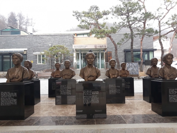 경기도 광주시에 있는 나눔의 집 정면에 있는 일본군 위안부 피해자 동상. / 사진=이준영 기자