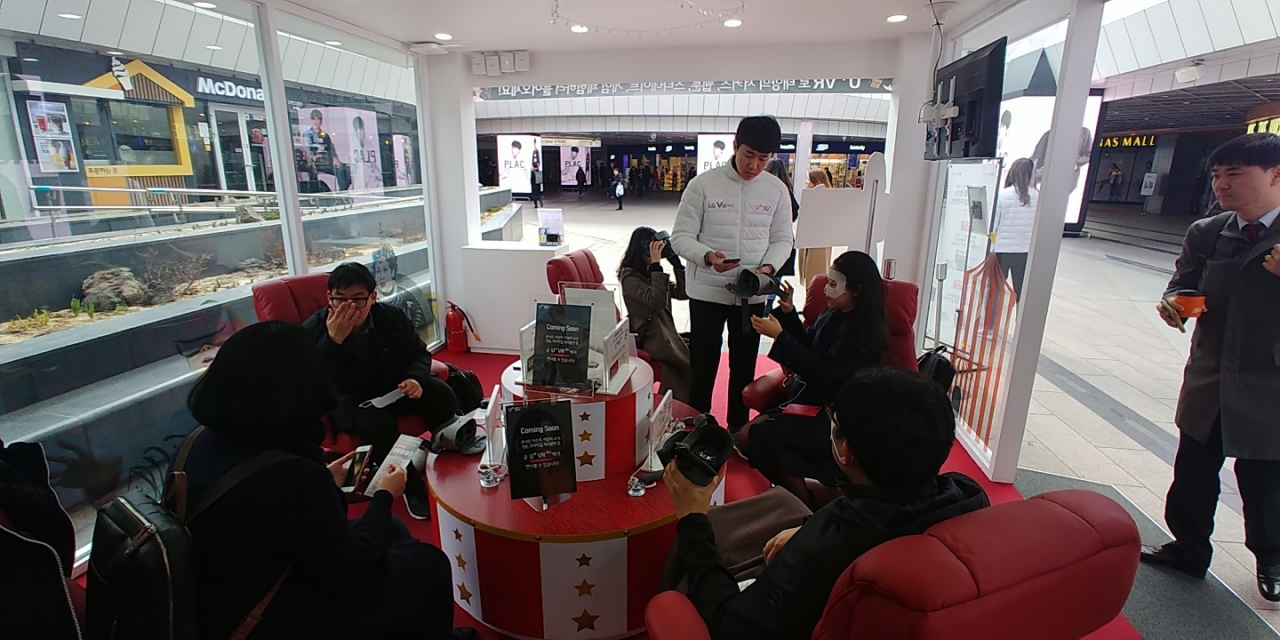 13일 코엑스 밀레니엄 광장에서 ‘유플러스(U+)5G체험존’에서 관람객들이 VR 서비스를 체험하고 있다. / 사진=변소인 기자