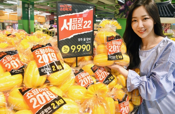 서울 마포구 홈플러스 합정점에서 모델이 ‘쇼킹 특가 3탄’ 상품인 성주 꿀 참외를 선보이고 있다. / 사진=홈플러스