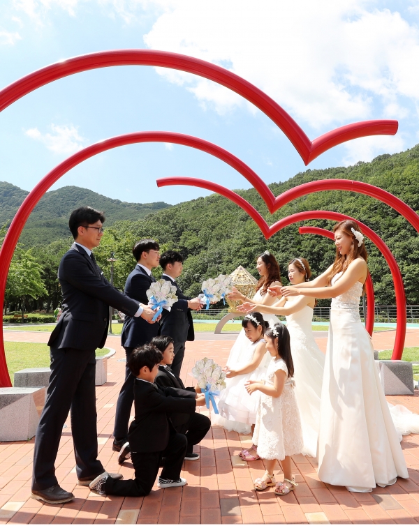 2018년 9월 4일 대구시 달서구 도원동 월광수변공원 웨딩테마공간에서 달서구청 직원들이 '달서 결혼특구 선포식'을 기념하는 결혼 퍼포먼스를 하고 있다. / 사진=연합뉴스